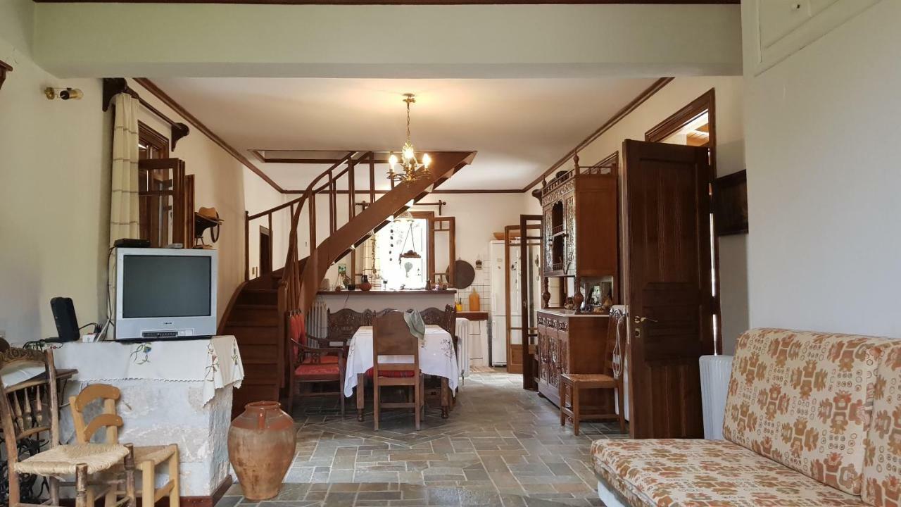 Ample Modern Country Home 네아 에피다브로스 외부 사진