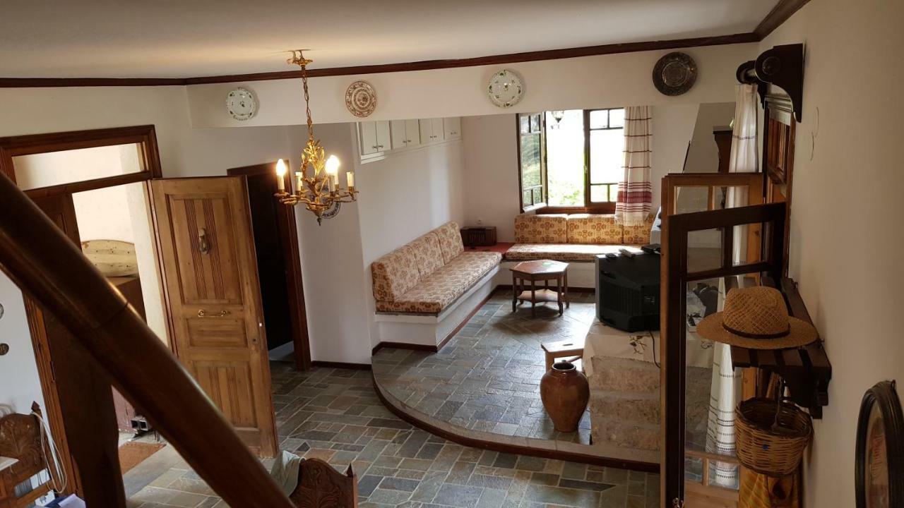 Ample Modern Country Home 네아 에피다브로스 외부 사진